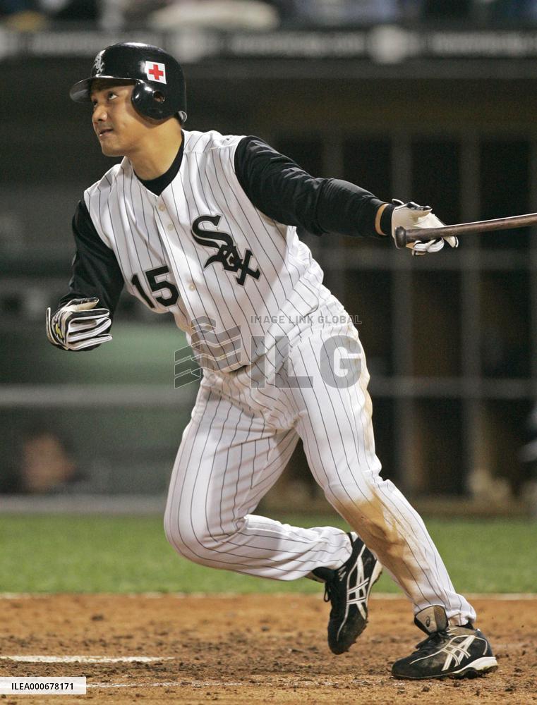 Iguchi goes 4-for-4