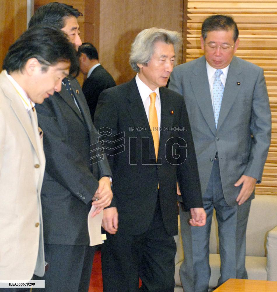 Koizumi Cabinet resigns en masse