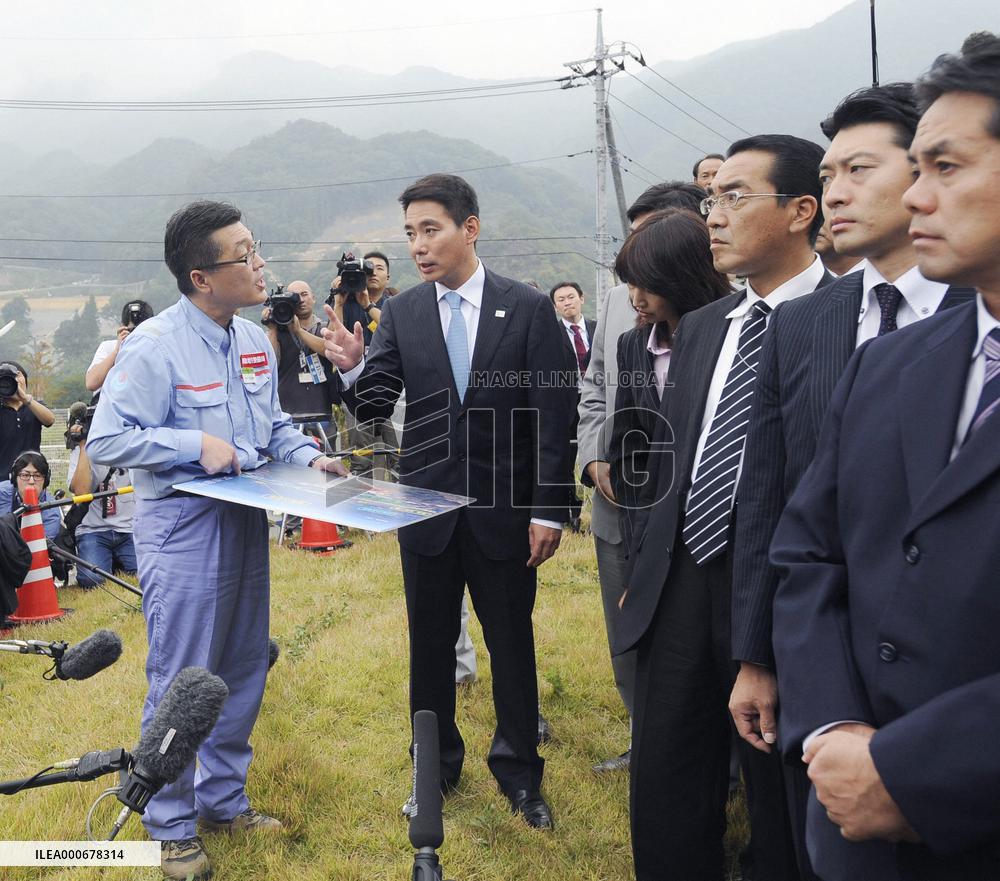Land minister Maehara visits Yamba Dam site