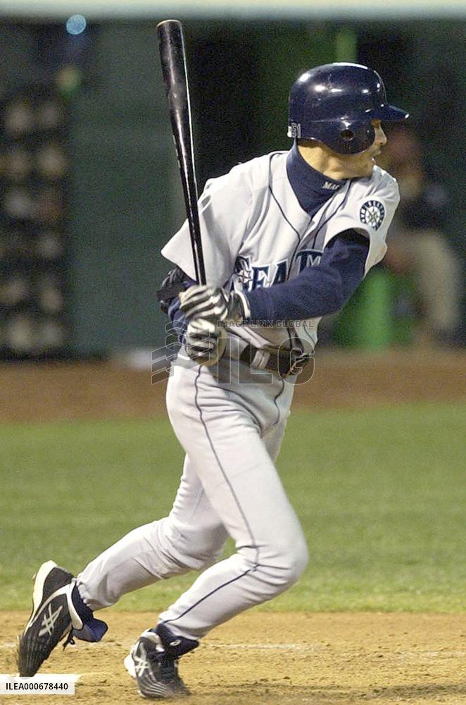 (1)Ichiro just two hits away