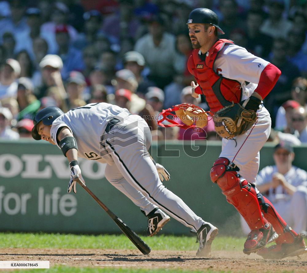 Iguchi executes squeeze bunt