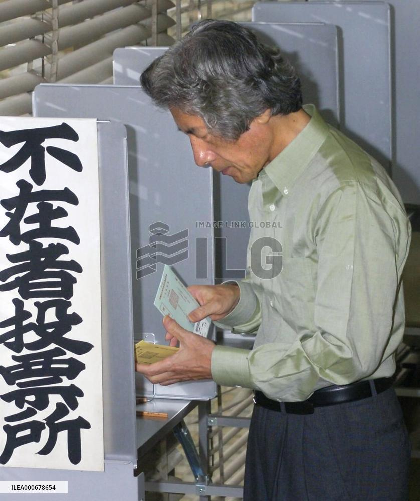 Koizumi casts absentee vote