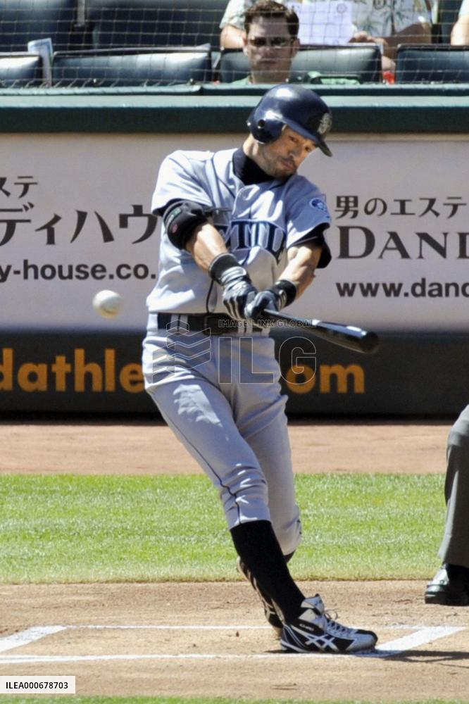 Ichiro reaches 2,000th hit milestone