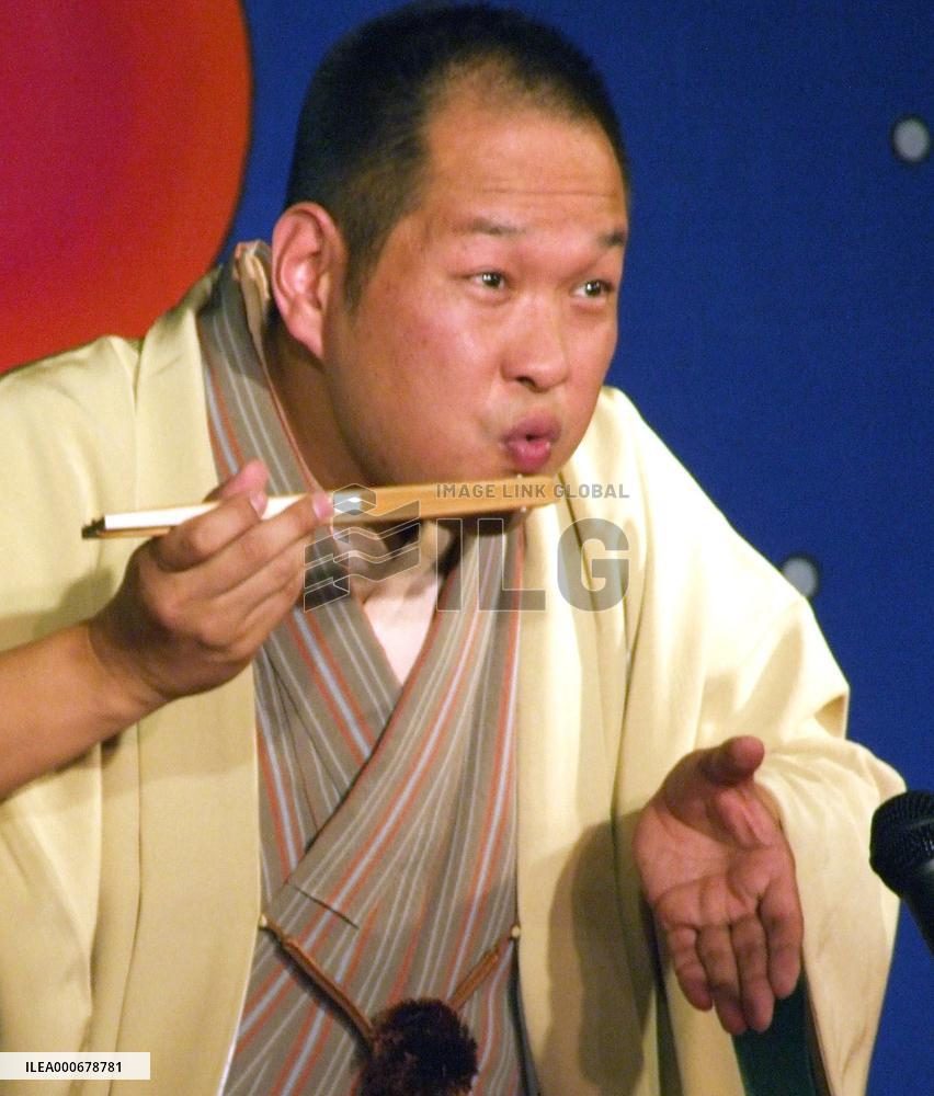 All-English rakugo performance opens at Broadway theater