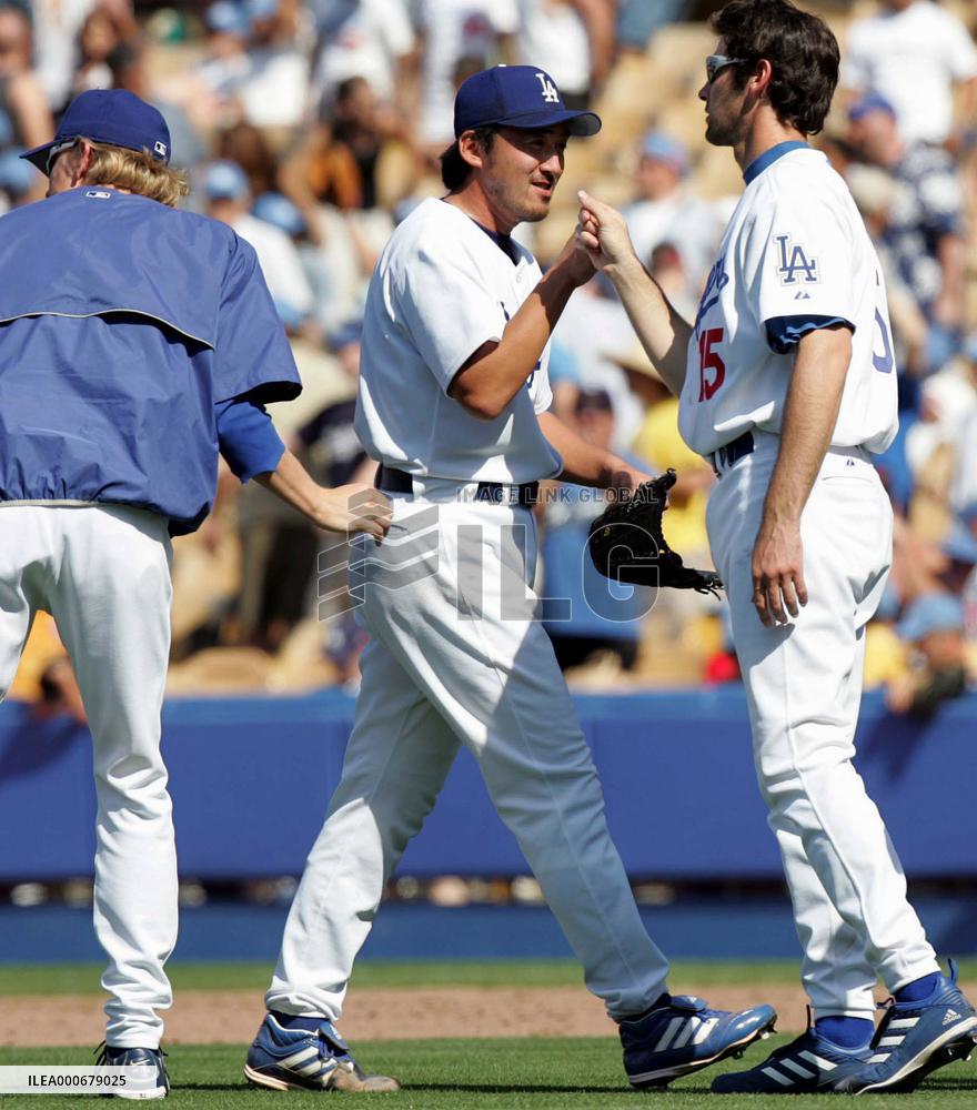 Dodgers' Ishii pitches 4-hit shutout to beat Giants