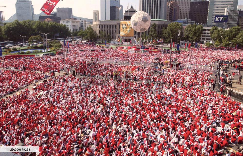 People gather in Seoul to support S. Korea soccer team