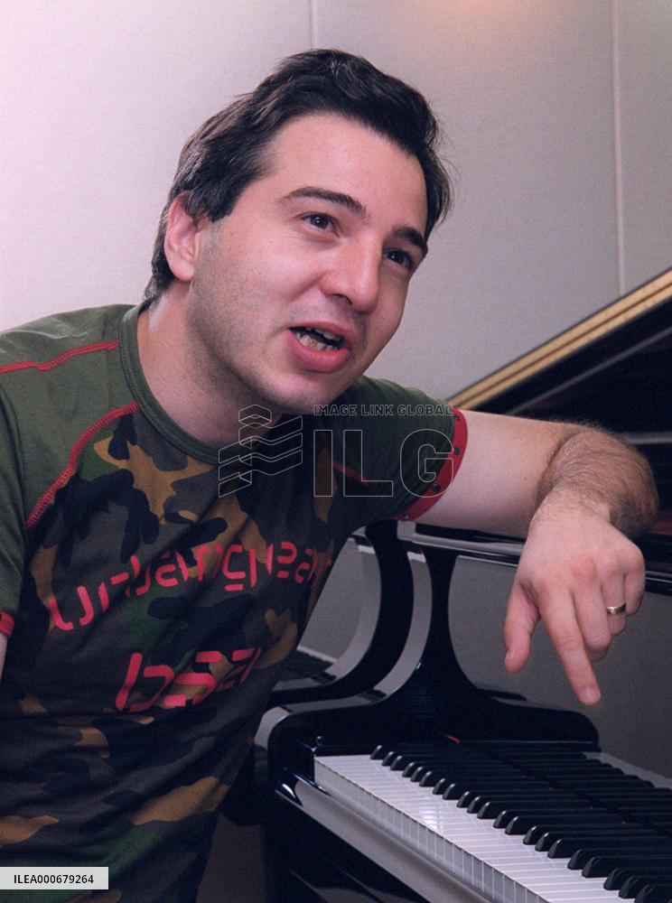 Pianist Say tries to bridge continents with music