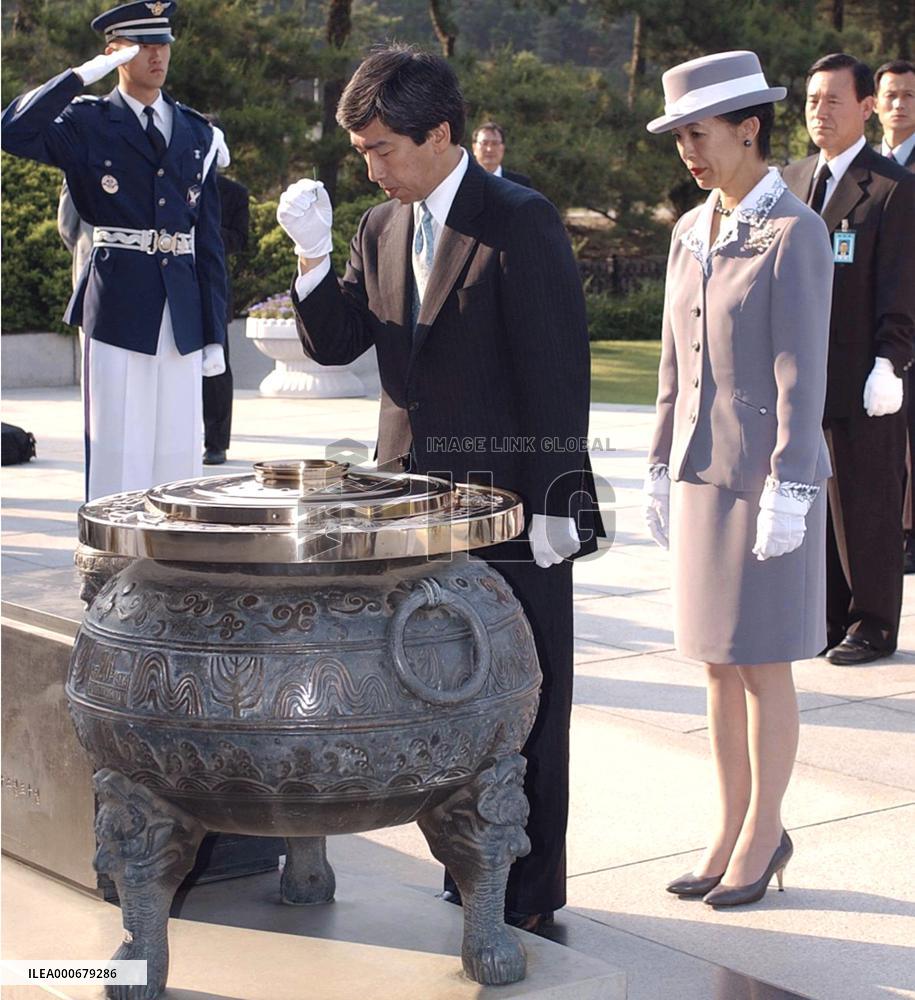 Prince pays respects at national cemetery in Seoul