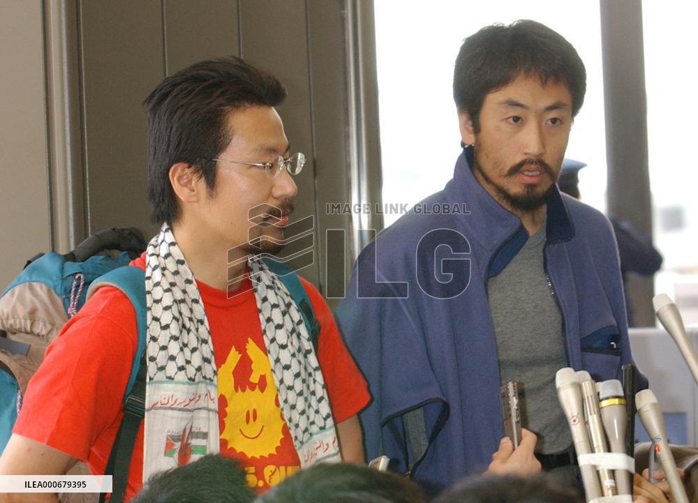 Two Japanese hostages released in Iraq return home