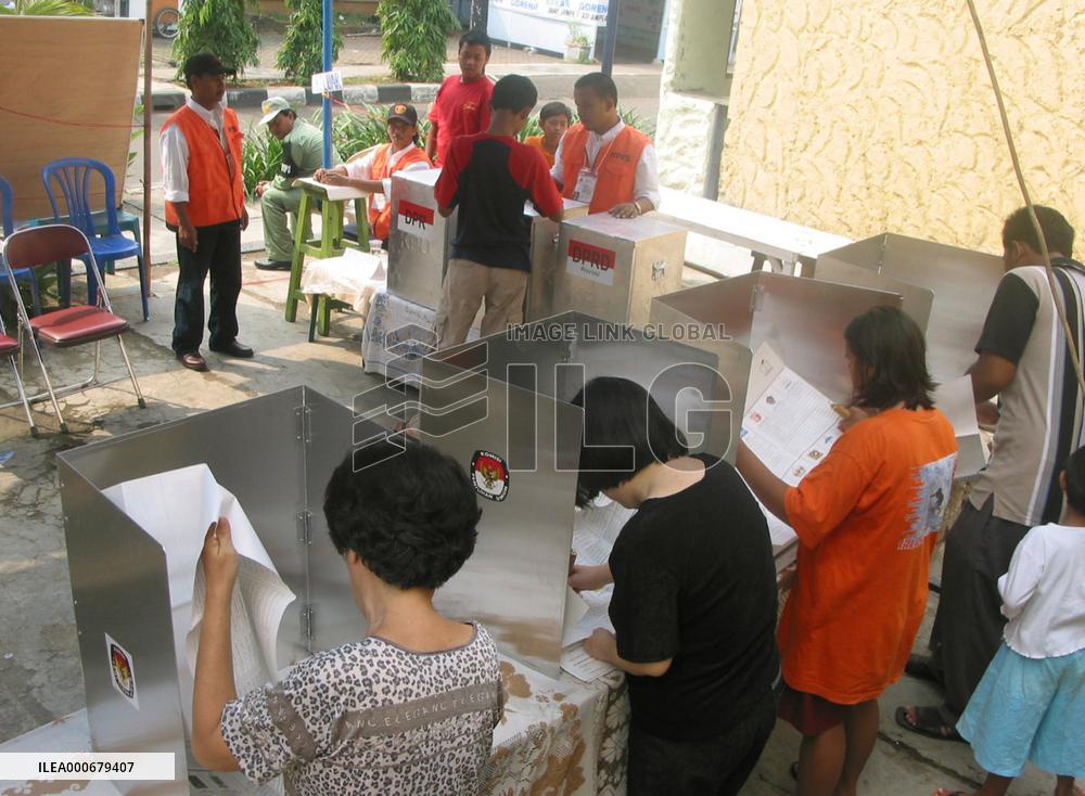 Voting begins in Indonesia amid skepticism over change