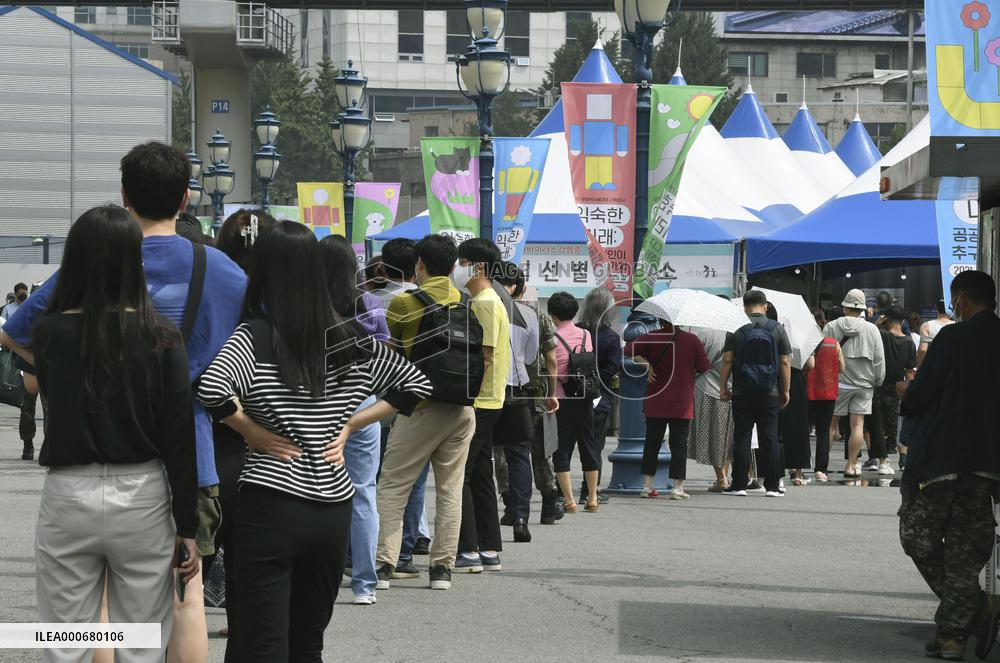 S. Korea logs record 1,275 daily coronavirus cases