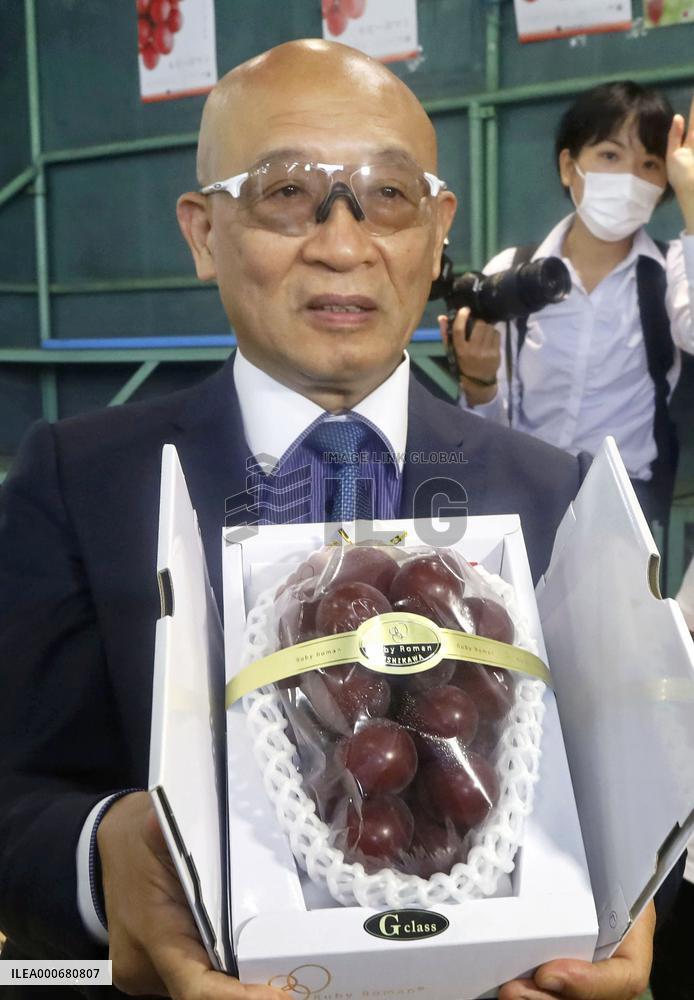 Japanese grapes fetch record price