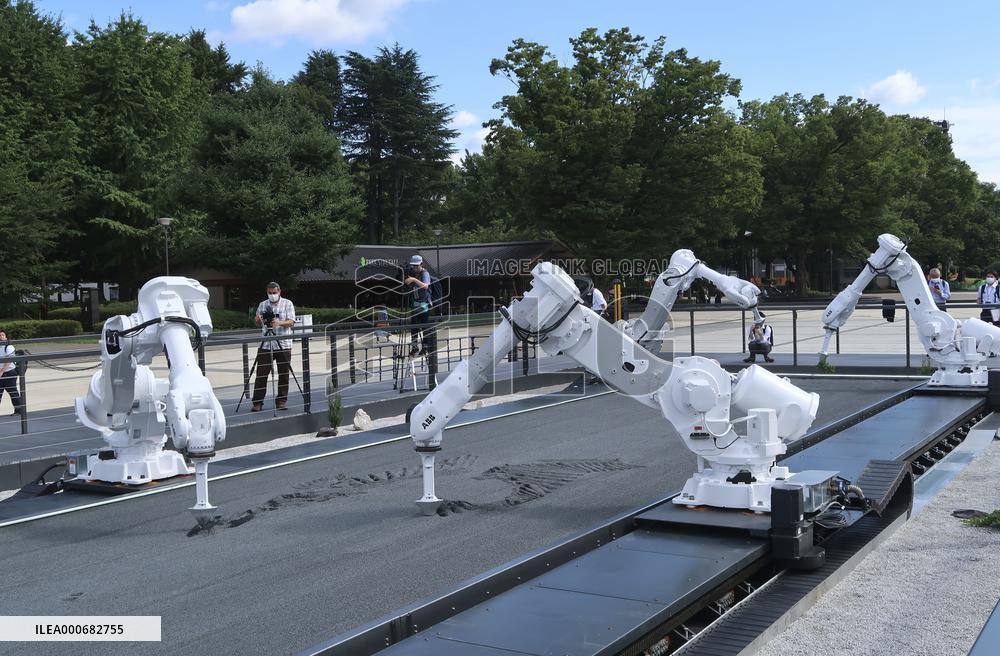 Robot arms draw athletes' movements