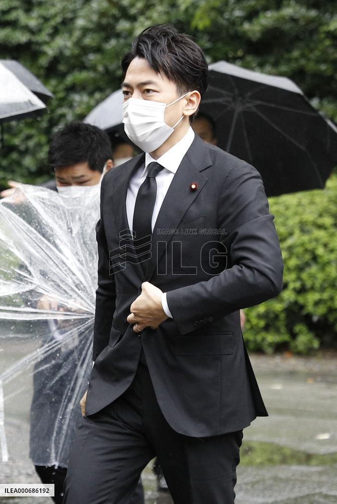 Japan minister visits war-linked Yasukuni shrine
