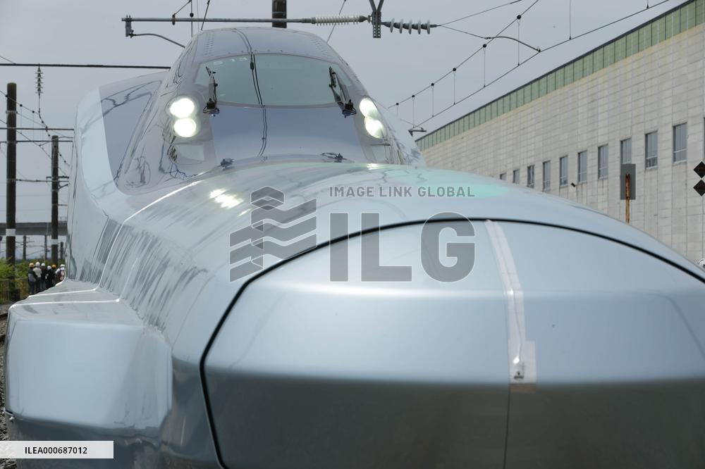 Appearance of the next-generation Shinkansen ALFA-X (model E956)
