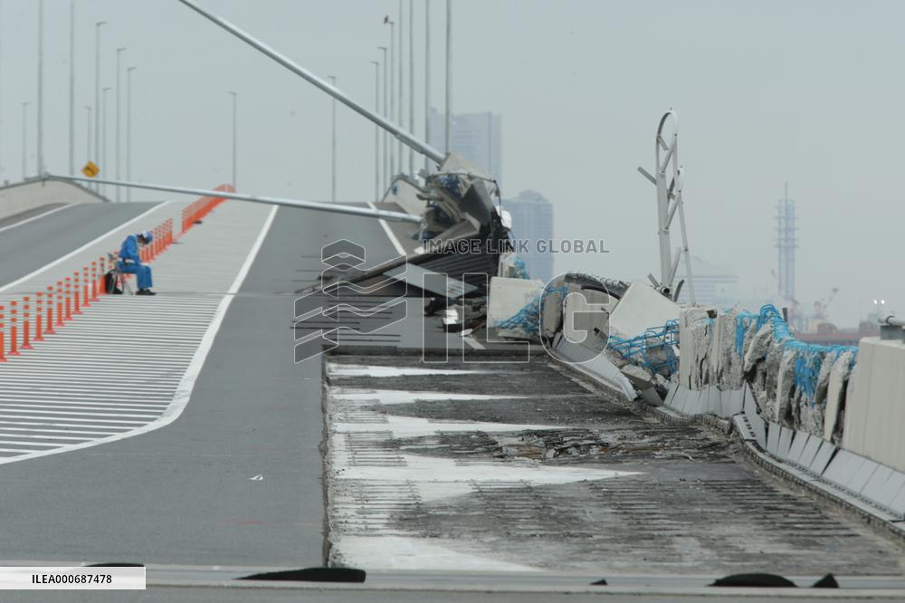Minami-Honmoku-Hama Road damaged by Typhoon No. 15.