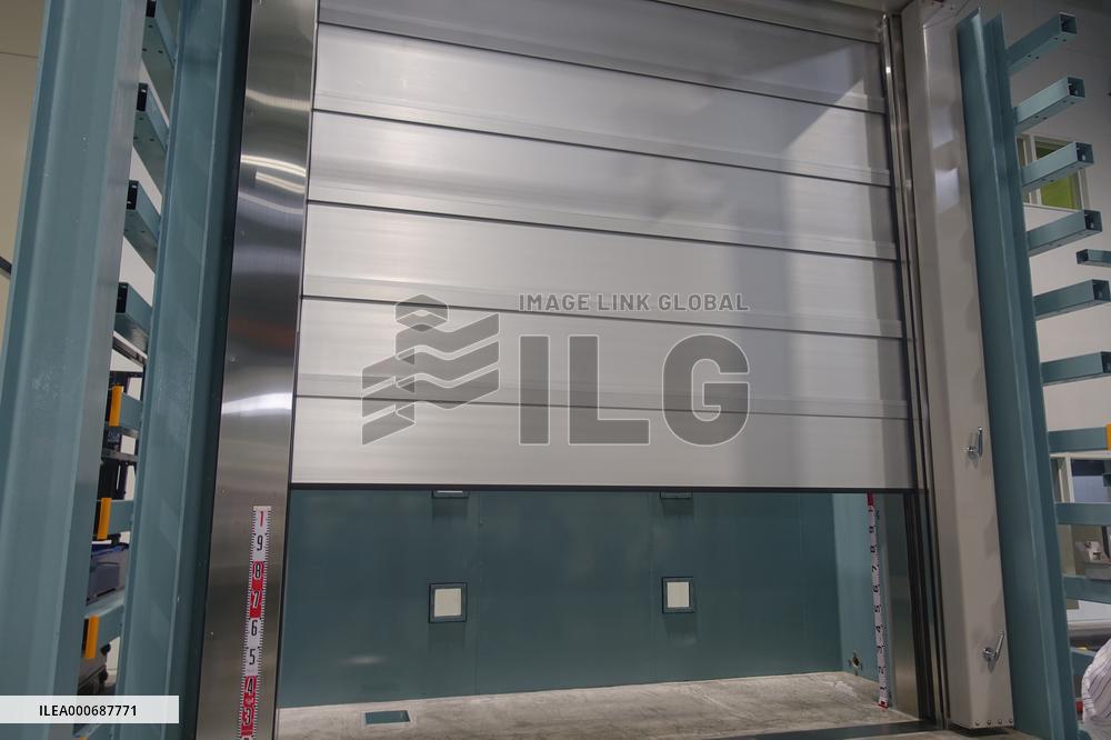 Bunka Shutter's watertight panel shutter "Aqua Flat