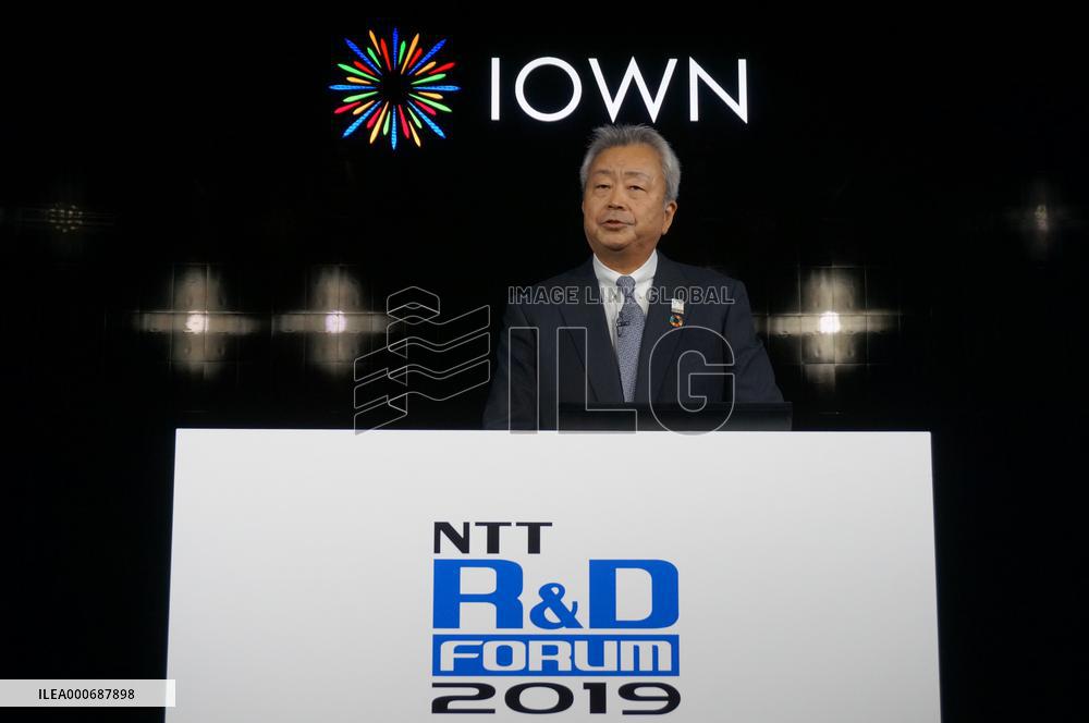 President Jun Sawada explains the IOWN concept at the NTTR&D Forum.