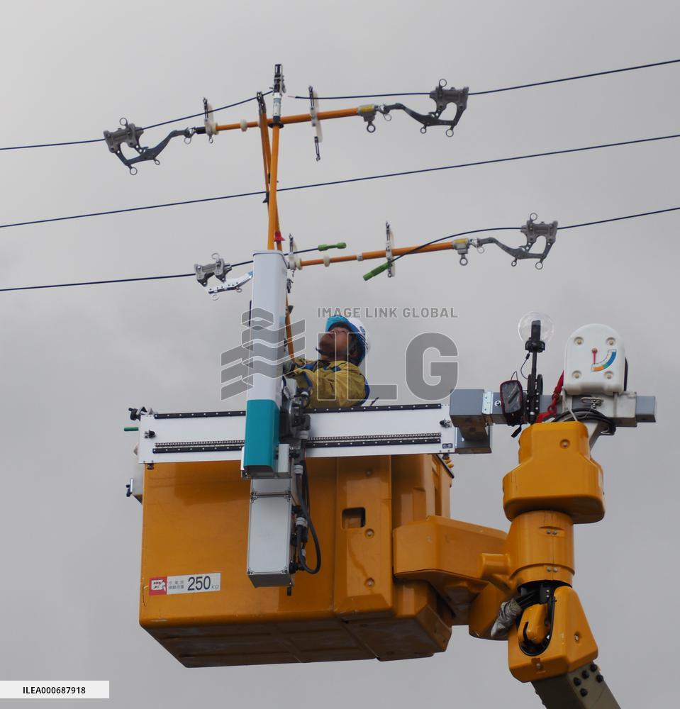 Hokuriku Electric Power's "Assist Arm" robot for power distribution work