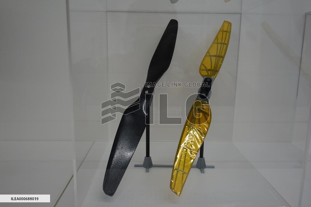 A soft propeller developed based on dragonfly wings (right) and a propeller for ordinary drones.