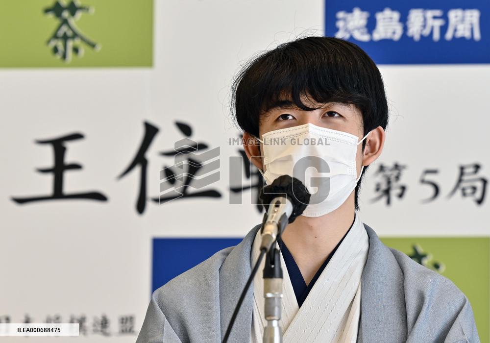 Fujii retains Oi shogi title