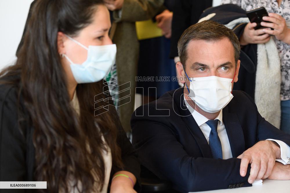 Olivier Veran visiting the crisis unit of the Regional health agency - saint Denis