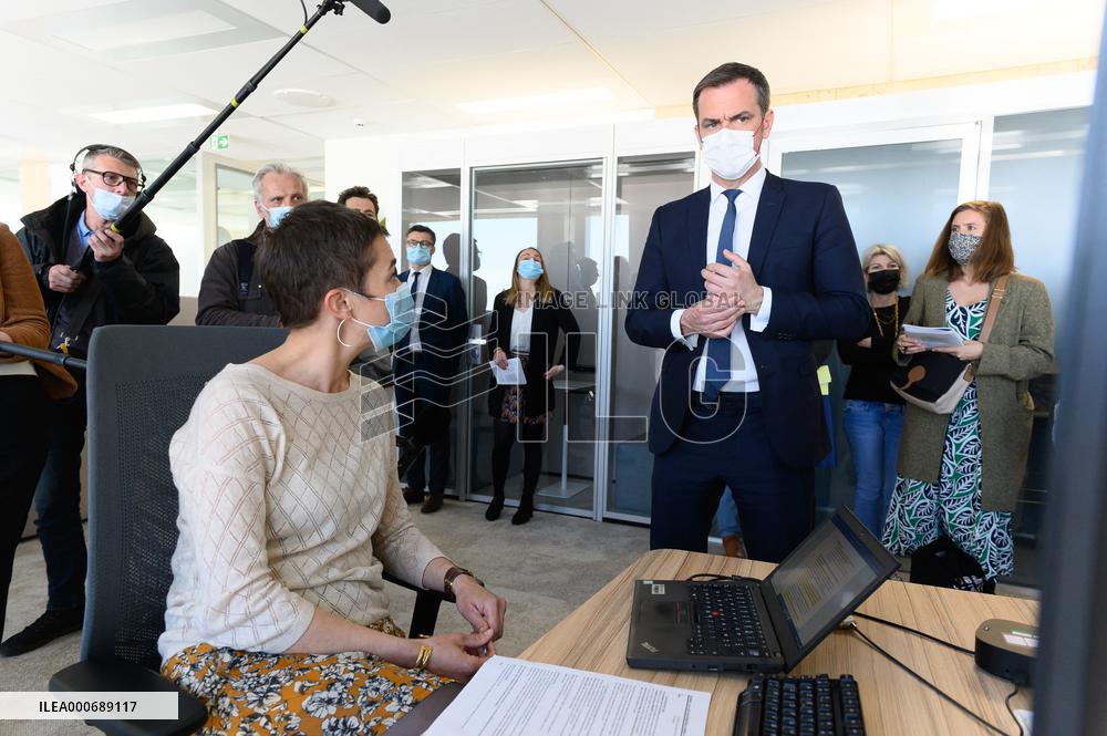 Olivier Veran visiting the crisis unit of the Regional health agency - saint Denis