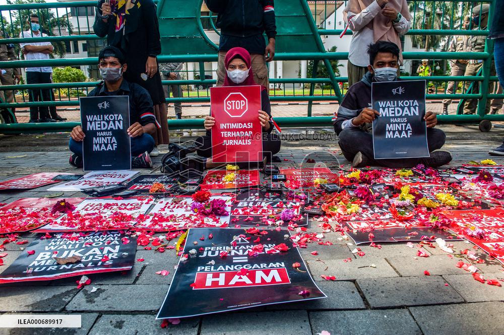 Jouurnalists Protest - Medan
