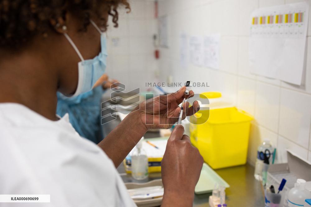 Olivier Veran and Elisabeth Borne visit a vaccination center - Sainte-Geneviève-des-Bois