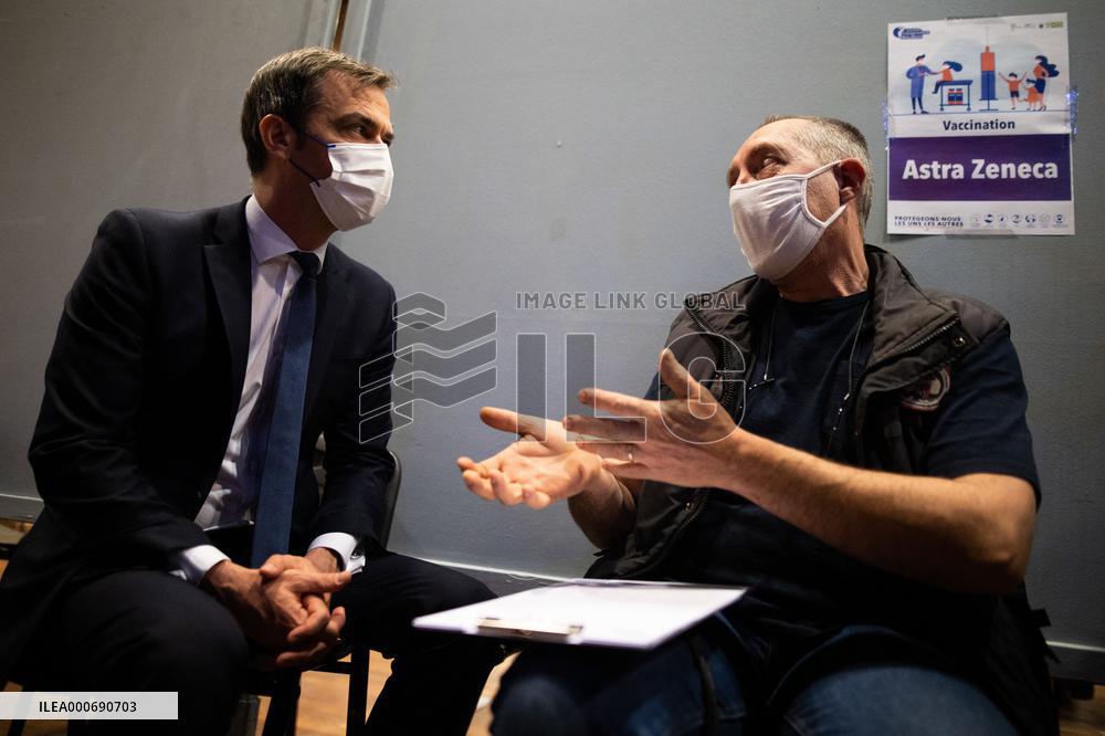 Olivier Veran and Elisabeth Borne visit a vaccination center - Sainte-Geneviève-des-Bois