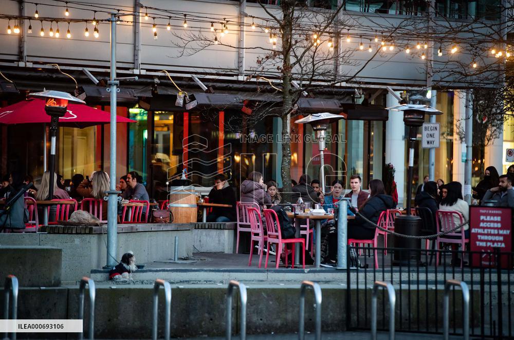 Temporarily halting indoor dining at restaurants - Canada