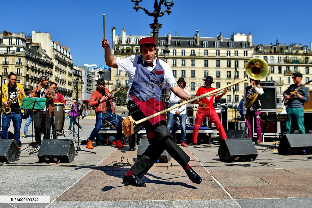 Entertainment workers demonstrate - Paris