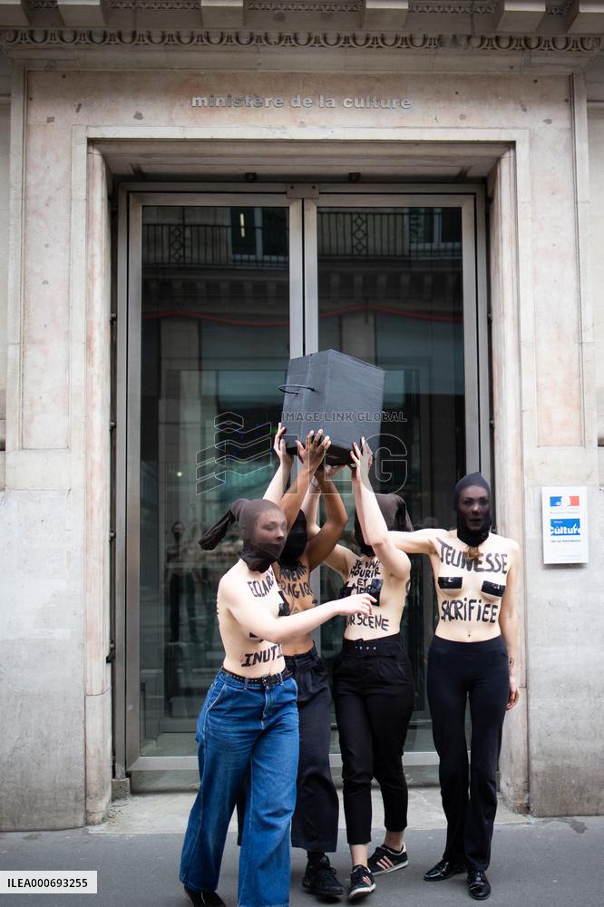 Topless protest for the cultural sector - Paris