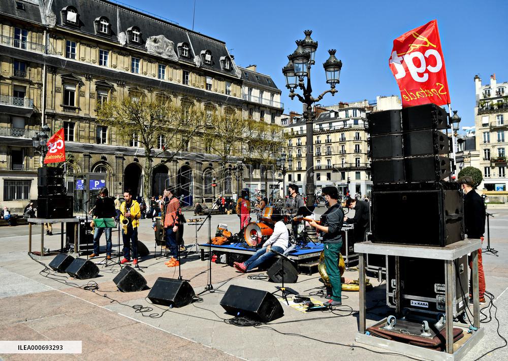 Entertainment workers demonstrate - Paris