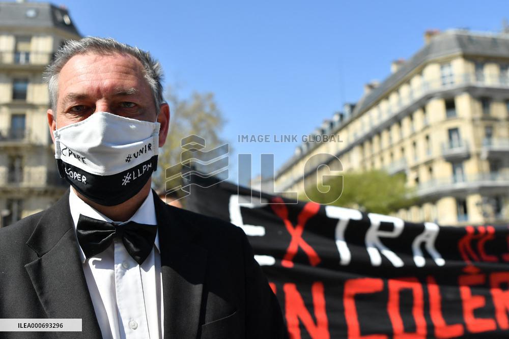 Entertainment workers demonstrate - Paris