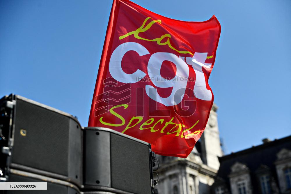 Entertainment workers demonstrate - Paris