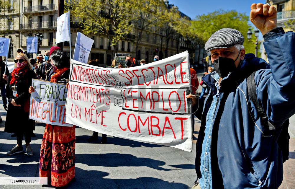 Entertainment workers demonstrate - Paris
