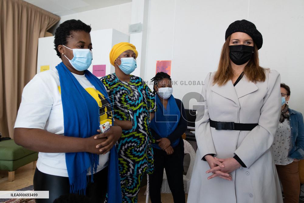 Marlene Schiappa visits the Secours Catholique - Paris