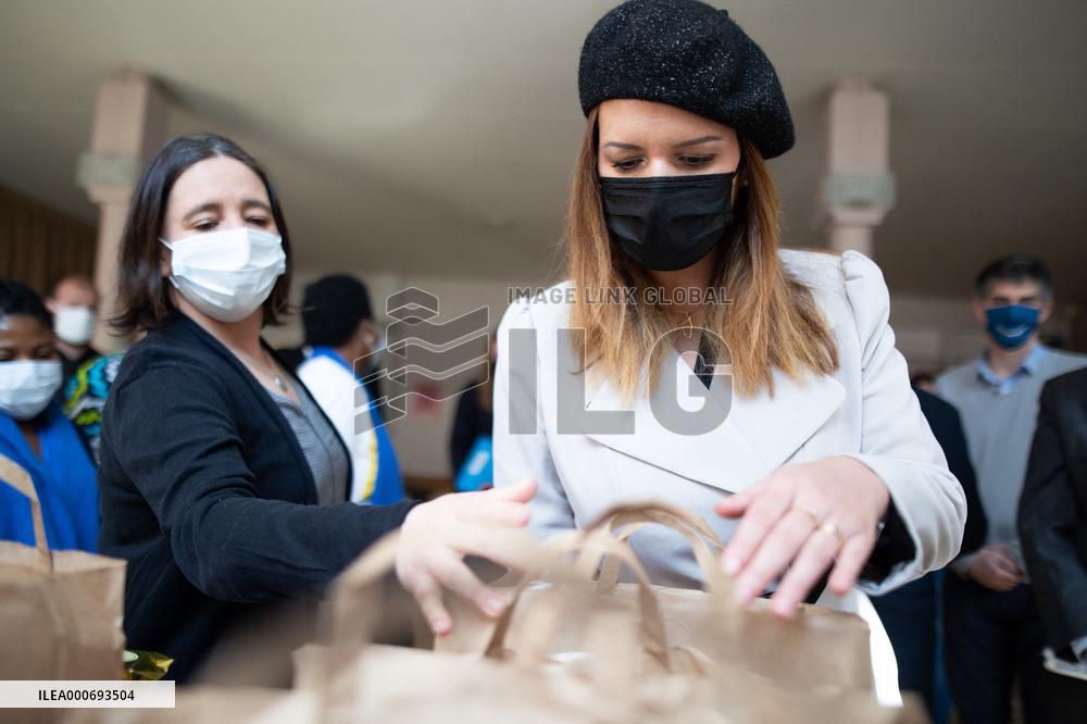 Marlene Schiappa visits the Secours Catholique - Paris