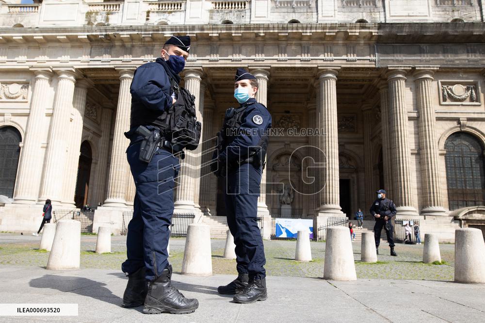 Marlene Schiappa meets police officers responsible for securing places of worship - Paris