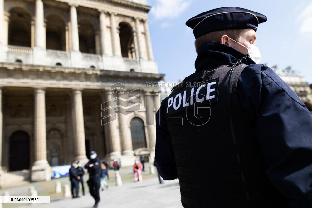 Marlene Schiappa meets police officers responsible for securing places of worship - Paris