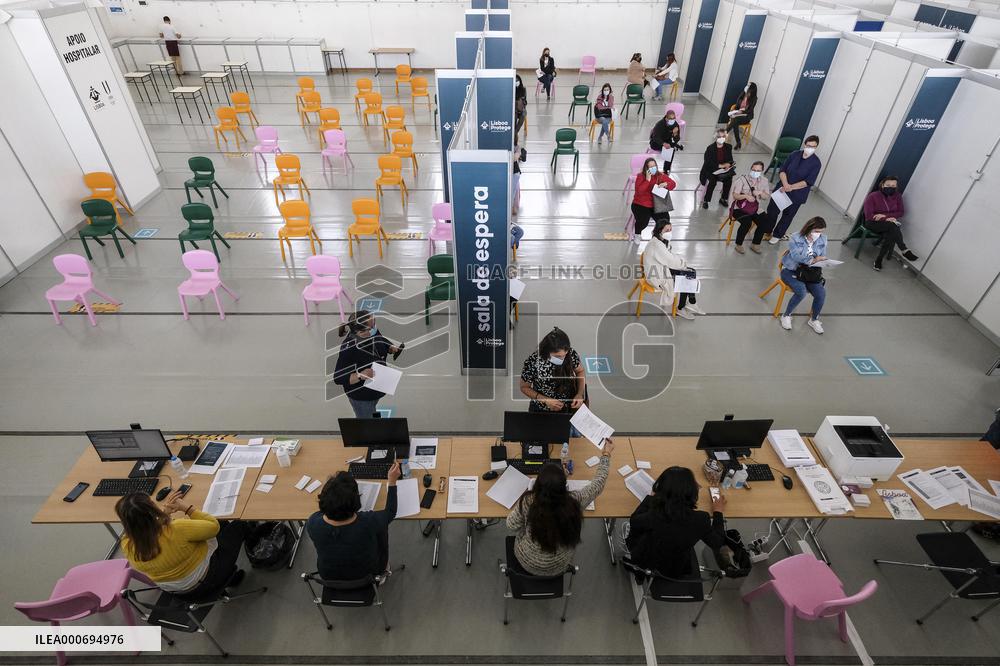 Teachers And Assistants Vaccinated Against Covid 19 - Lisbon
