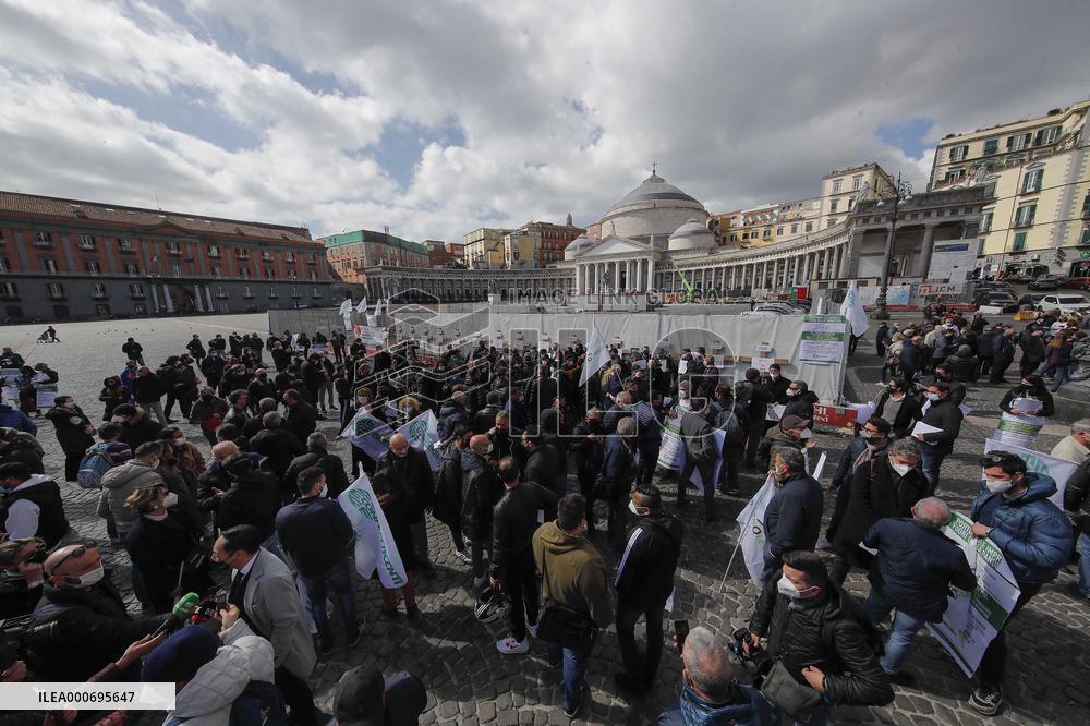 Protest By Traders Demanding Refunds After Lockdown - Naples