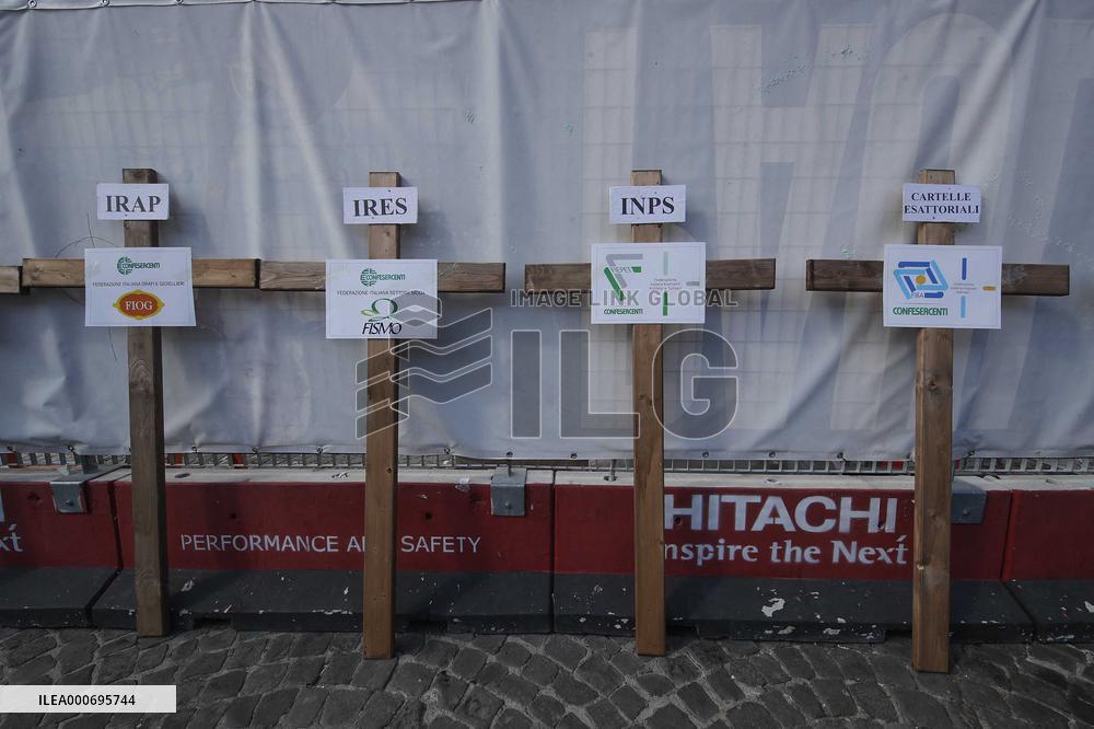 Protest By Traders Demanding Refunds After Lockdown - Naples