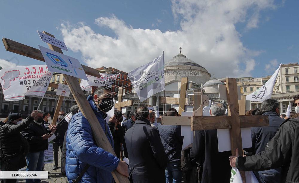 Protest By Traders Demanding Refunds After Lockdown - Naples