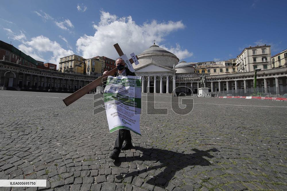 Protest By Traders Demanding Refunds After Lockdown - Naples