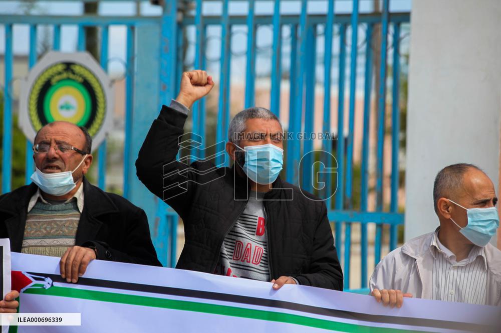 Palestinians protest in solidarity prisoners in Israeli jails