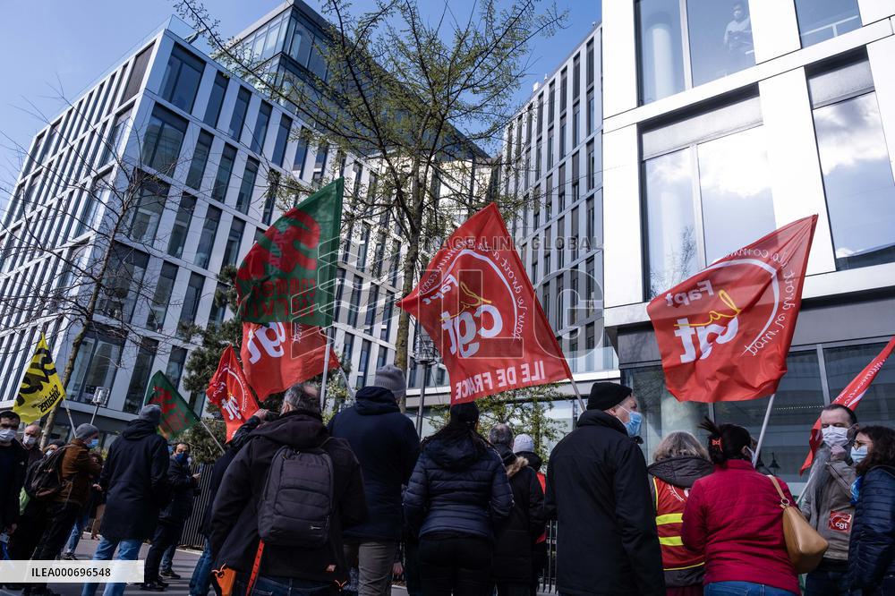 Protest in front of the Altice group - Paris