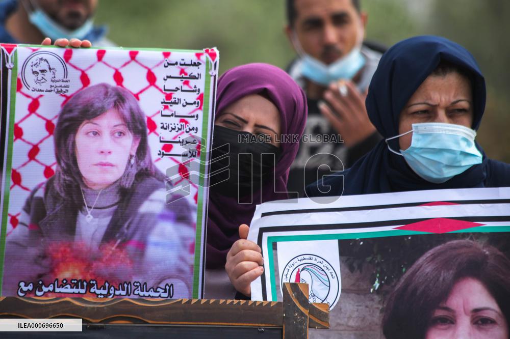 Palestinians protest in solidarity prisoners in Israeli jails