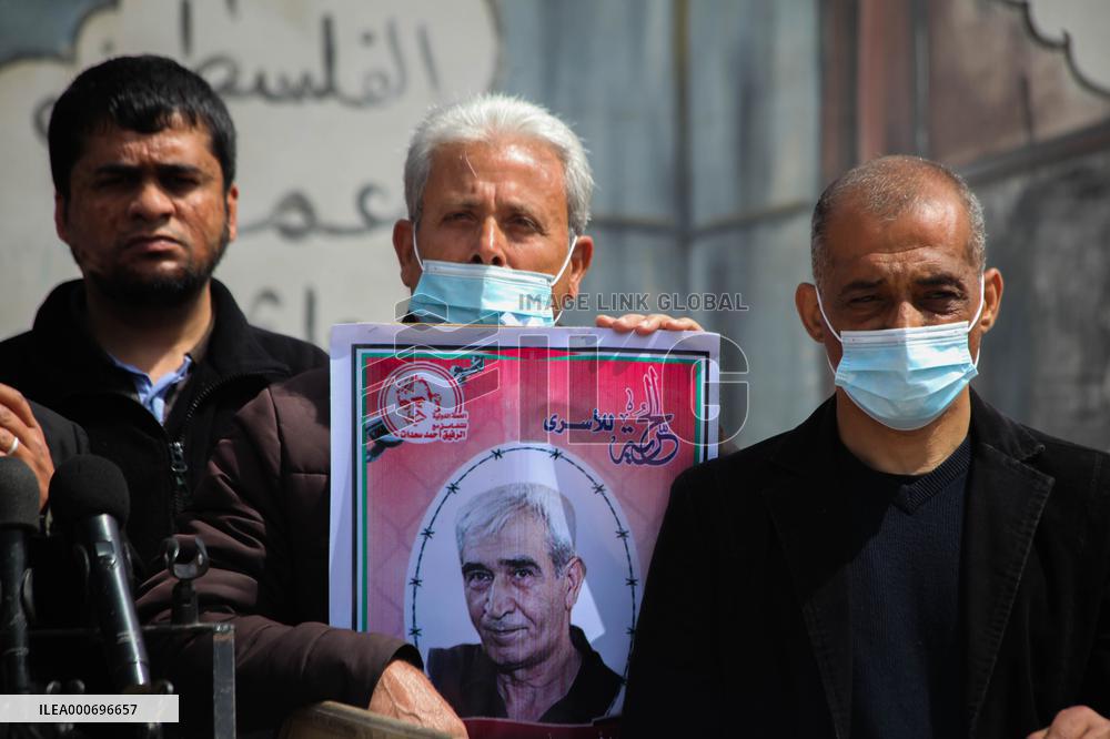 Palestinians protest in solidarity prisoners in Israeli jails